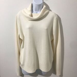 Josephine Chaus Turtleneck white Sweater size XL….S0023